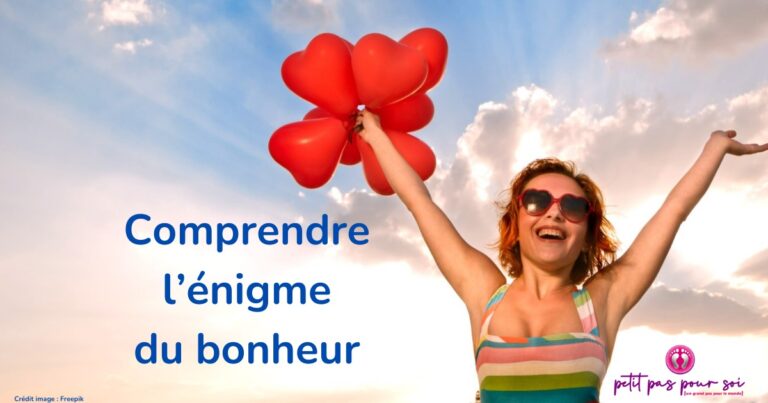 Femme heureuse bras ouvert dans le ciel avec ballons en forme de coeur dans la main